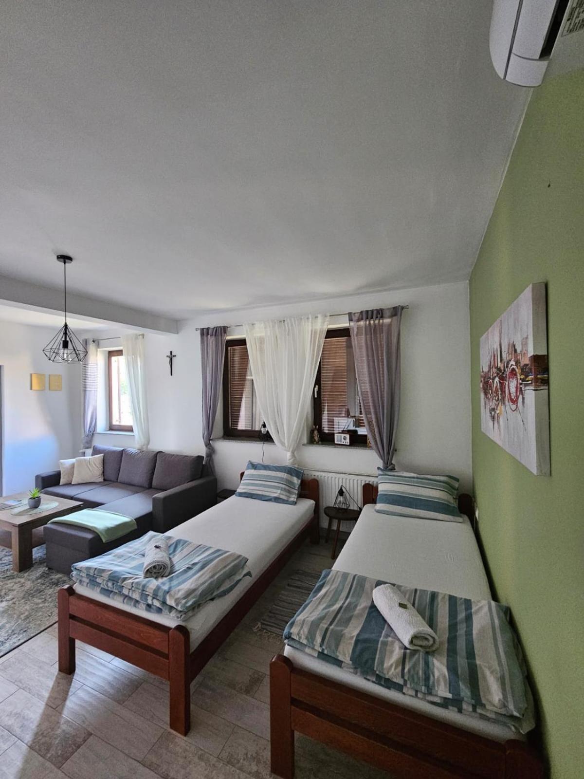 Studio Apartman Dora Ilok Esterno foto